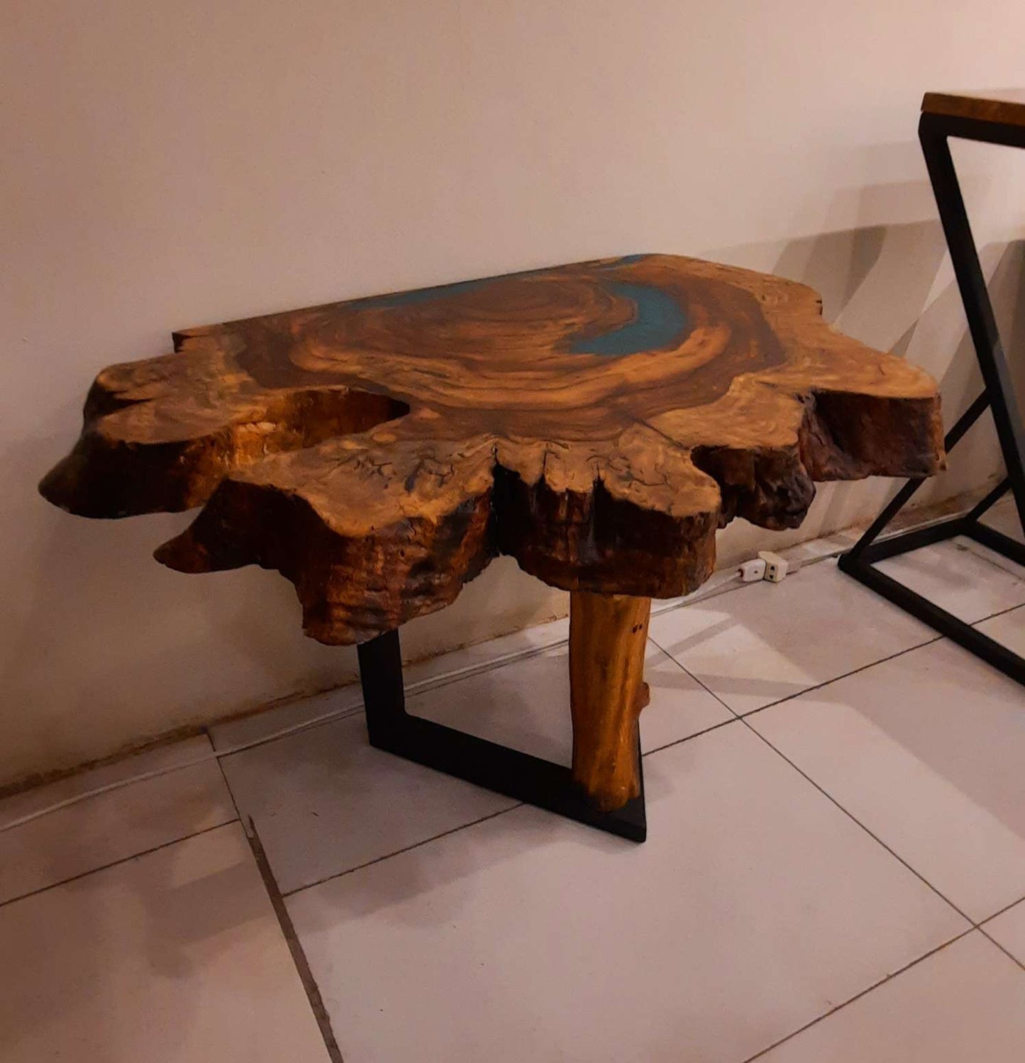 Corner table