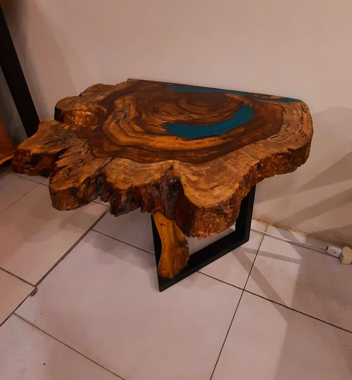 Corner table